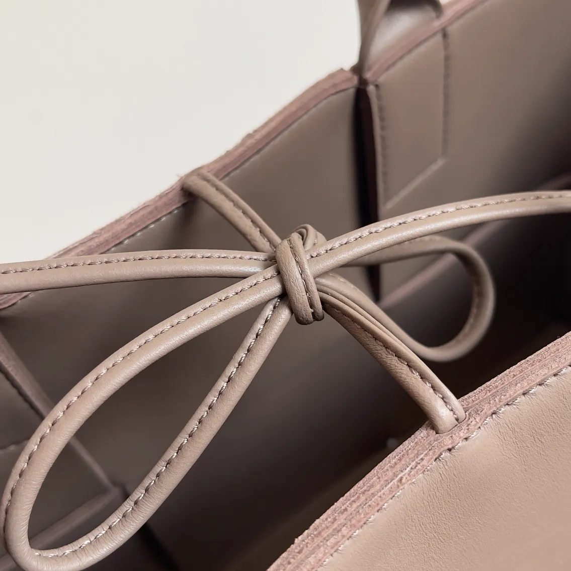 Batch 2120 30cm 𝗕𝗼𝘁𝘁𝗲𝗴𝗮 𝗩𝗲𝗻𝗲𝘁𝗮 ✨Extra large rectangular tote bag. Traditional woven elements, Intrecciato woven imported cow leather tote handbag with small card holder inside and connectable buckle inside. The whole bag is hand-woven from lambskin. 🌈Only make the highest-end products in the market, welcome to compare Size: 30*20*11.5cm Model: 652867.  Delivered from the factory with complete packaging